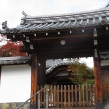 本堂の屋根の曲線が優しい雰囲気です