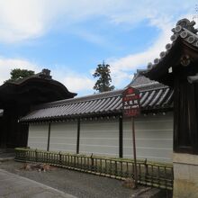 重要文化財の山門です