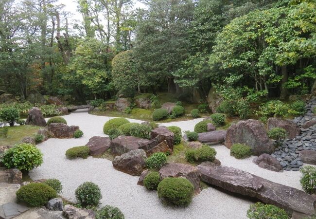 枯山水の庭園が素晴らしいです