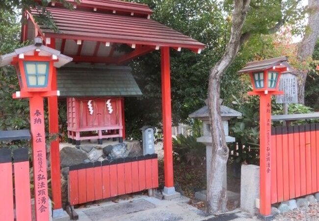 車折神社の境内にあります