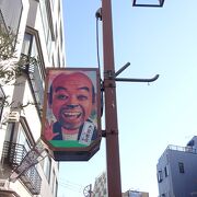 浅草の通り名を覚えるのは難しいですが、芸人さん達の写真が掲げられている街頭が有るのが、六区通りです