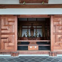 本堂　裏手に有料ですが五百羅漢があるそうです