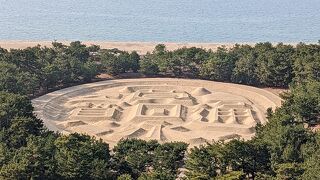 Giant sand paintings of coins can be seen in their entirety by looking down from the observation deck