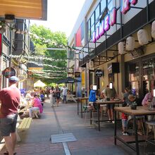路地風の通路に屋外席を出しているお店があったり…、