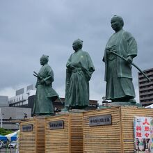 こうち旅広場の土佐武士の銅像