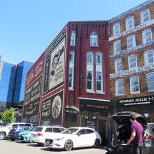 駐車場に面した外壁はおもしろい絵柄で飾られています