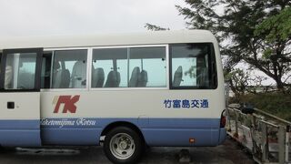 島めぐりツアーで竹富島についたらバスがお出迎え