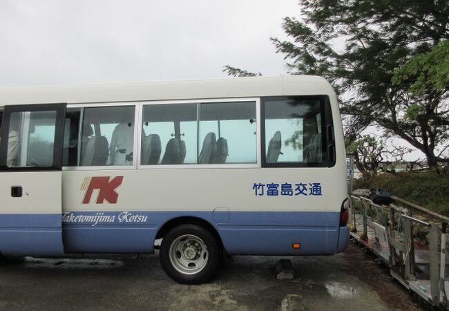 島めぐりツアーで竹富島についたらバスがお出迎え