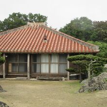 竹富島の古民家 沖縄 竹富島の古民家とシーサー 写真素材 [ 1465108 ] - フォト
