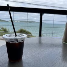 カフェと海