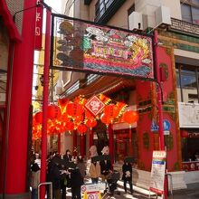 朱塗りの柱が目立つ。