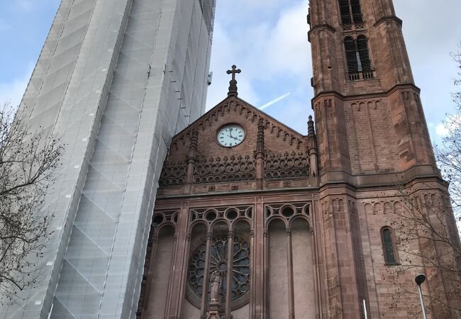 ２本の尖塔が聳えています