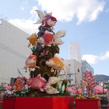 橋の上には金魚のオブジェが。