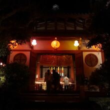 ほのかにライトアップされているのがいい。