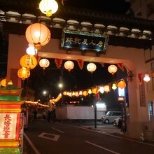 夜はランタンに明かりがついてきれい。