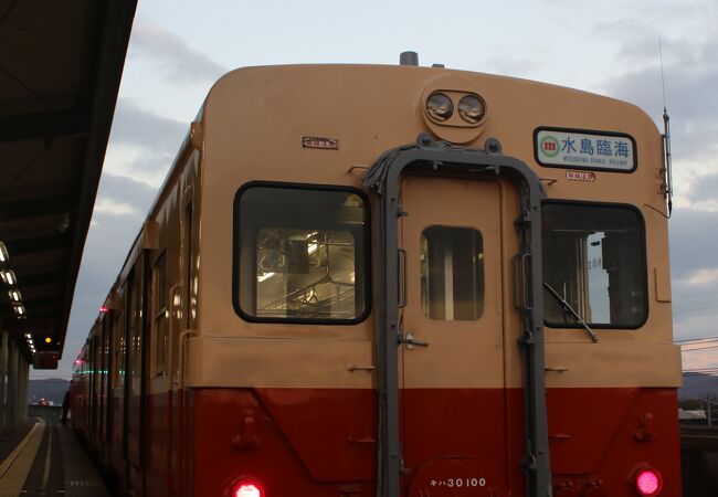 平日の朝夕は国鉄型気動車が活躍