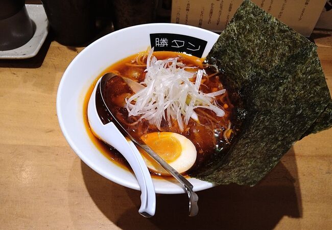 ランチタイムには勝浦タンタンメンを提供