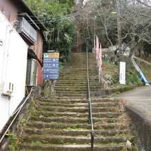 お寺の入り口前の階段