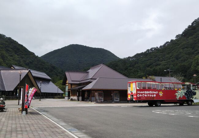 足湯と清流が楽しめる