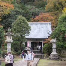 1189年に北条時政によって創建された北条氏の氏寺