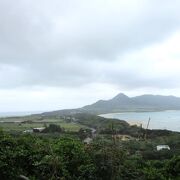 石垣島の北東部、平久保半島と小さな島を見る場所