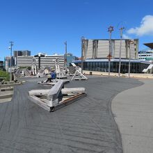 橋の上部はちょっとした広場風に造られていて…、