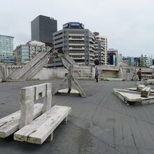 ...ベンチになった作品が設置されていたり...、