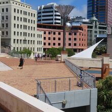 シビック・スクエアへ下りて行く部分は全く別の雰囲気