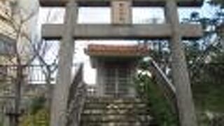 御嶽の前に鳥居が建っているのよ