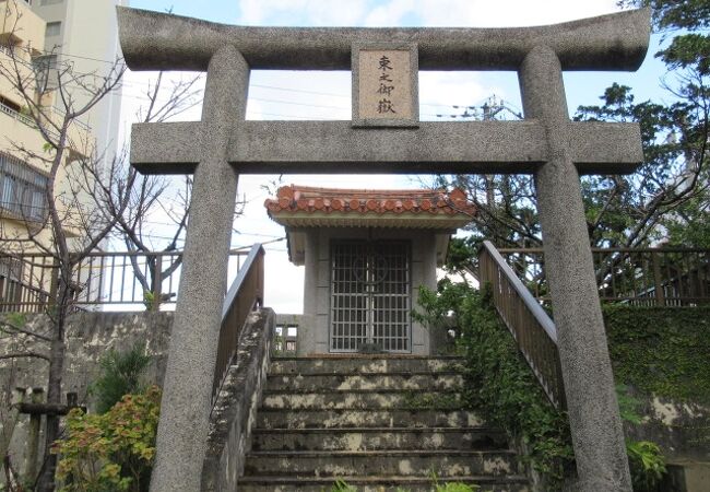 御嶽の前に鳥居が建っているのよ