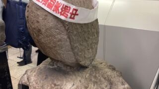 季節を感じさせるふくろう像