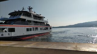 ＪＲと松大汽船が頻繁に運行して便利。約10分の乗船時間。