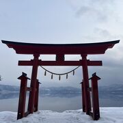 湖畔に鳥居