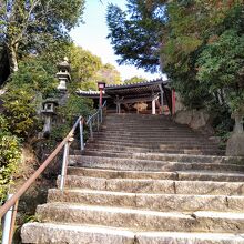 霊火堂の右横の石段を登った正面が三鬼堂。