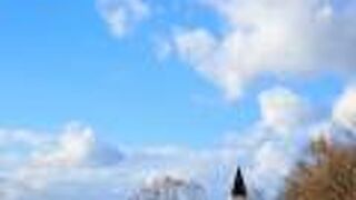 とんがり屋根の小学校は美馬牛を代表するのランドスケープの一つ