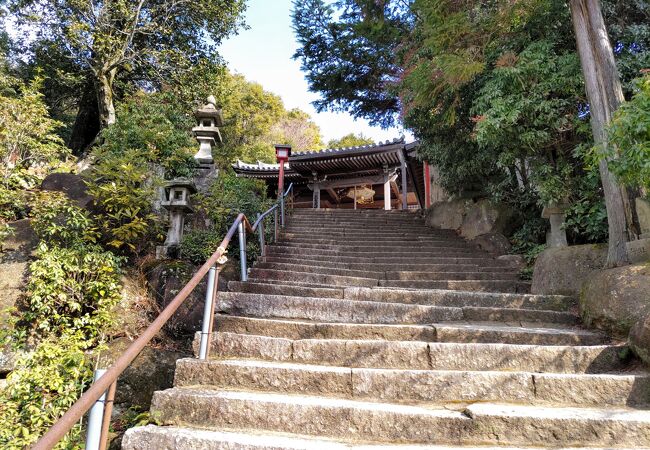 鬼の神である三鬼大権現を祀る、家内安全・商売繁盛にご利益