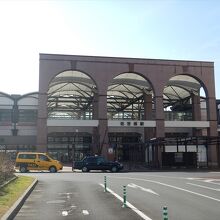 開放感満点ＪＲ最西端の佐世保駅、２月なのに空が夏空でたまげた