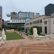シティ・ギャラリーや中央図書館などに囲まれた憩いの広場