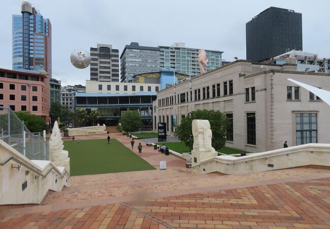 シティ・ギャラリーや中央図書館などに囲まれた憩いの広場