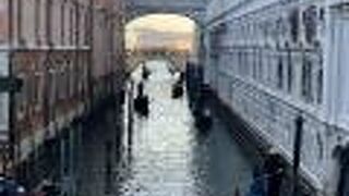 小さな水路にかかる橋