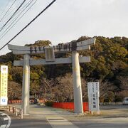 県道に目した一の鳥居から見る本殿までの石段は圧巻です。