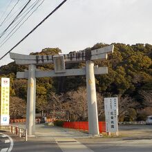 須賀神社一の鳥居。鳥居の脚の間に長い石段が見えます。