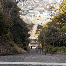 本殿前から見た石段。すごく急な階段で降りるのは危険？