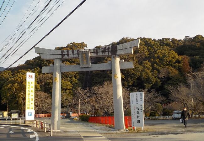 県道に目した一の鳥居から見る本殿までの石段は圧巻です。