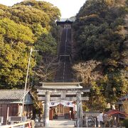 須賀神社の急な長い階段を上って、神社本殿右側の山道を行くとあります。