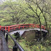 趣のある朱塗りの太鼓橋で、特に紅葉の名所