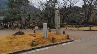 八坂神社の東隣　知恩院も隣接