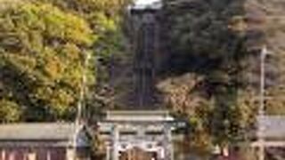 須賀神社の急な長い階段を上って、神社本殿右側の山道を行くとあります。