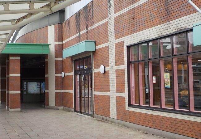 JR武雄温泉駅の玄関横にあります。