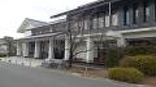 立派な図書館も併設されている複合施設です。